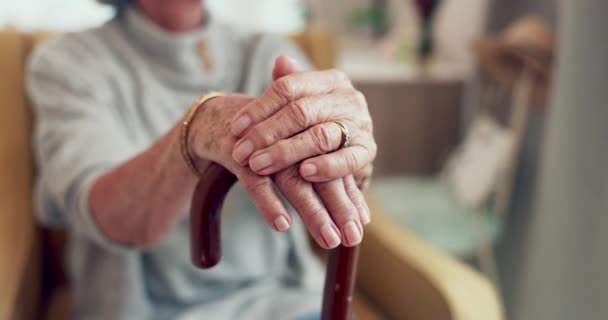 Nahaufnahme Hände Und Stock Mit Alten Frauen Ruhestand Und Unterstützung — Stockvideo