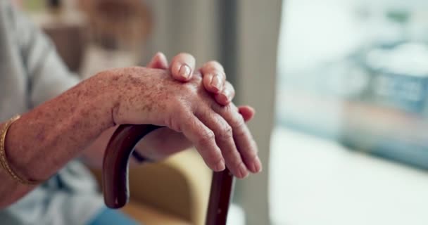 Close Mãos Cana Com Mulher Idosa Apoiar Relaxar Com Câncer — Vídeo de Stock