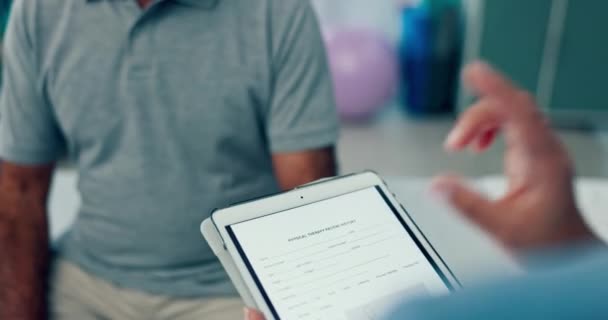 Fisioterapeuta Tablet Idoso Conversando Consultando Para Obter Ajuda Fisioterapia Resultados — Vídeo de Stock