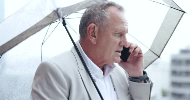 Telefone Finalista Homem Negócios Com Guarda Chuva Para Chuva Cidade — Vídeo de Stock