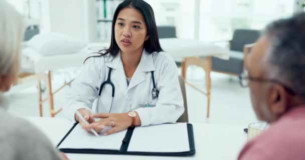 Γιατρός Γυναίκα Κλινική Διαβούλευση Ζευγάρι Των Πληροφοριών Αξιολόγησης Αποτελέσματα Των — Αρχείο Βίντεο