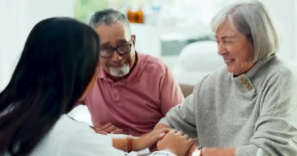 Heureux Résultats Couple Personnes Âgées Parlant Avec Médecin Chirurgie Cancer — Video