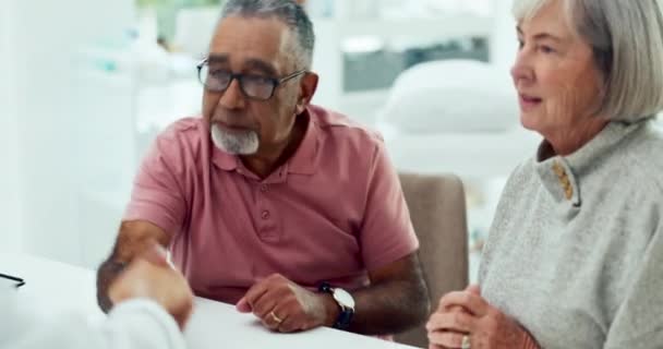 Händeschütteln Treffen Und Seniorpaar Mit Anwalt Büro Für Altersvorsorge Diskussion — Stockvideo