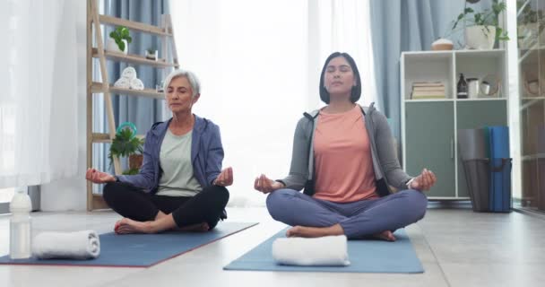 Kvinna Patient Och Äldreomsorg För Meditation Yogaklass Eller Andlig Hälsa — Stockvideo