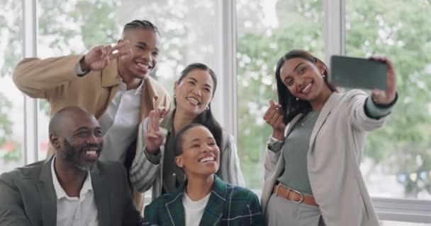 Przyjaciele Selfie Uśmiech Znakiem Pokoju Biurze Zdjęcie Profilowe Firmy Różnorodności — Wideo stockowe