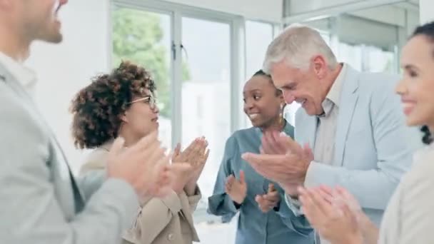 チームワークの達成 またはオフィスでのミッションを祝うためにビジネスマン ミーティング チームビルディング 職場でのプロモーションに感謝する従業員のグループ — ストック動画