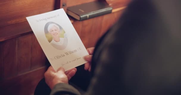 Cenaze Töreni Hizmet Programı Broşüründe Yaşlı Bir Kadının Resmi Olan — Stok video