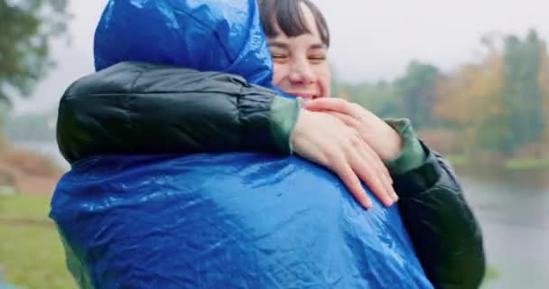 Hiking Travel Couple Hugging Rain While Outdoor Nature Together Romance — Stock Video