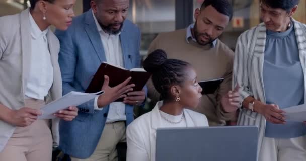 项目管理和黑人妇女与商人一起使用笔记本电脑 以获得入职建议 头脑风暴和反馈 领导和团队建设 案头教学中的女商人 — 图库视频影像