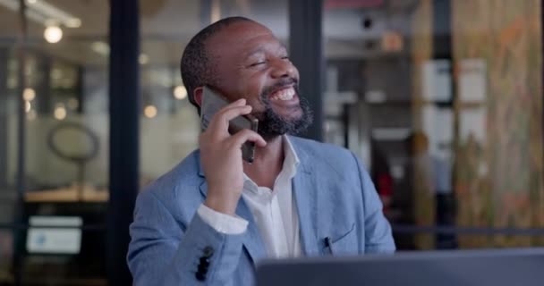 Μαύρος Στο Γραφείο Τηλεφώνημα Για Δικτύωση Και Διαπραγμάτευση Για Επιχειρηματική — Αρχείο Βίντεο