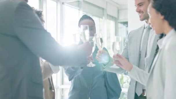 Başarı Kadeh Kaldırma Adamlarıyla Parti Galibiyet Anlaşma Için Ofiste Şampanya — Stok video