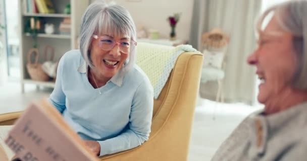 Idősebb Női Barátok Pletyka Nappali Nevetéssel Csevegéssel Vagy Pihenéssel Nyugdíjas — Stock videók