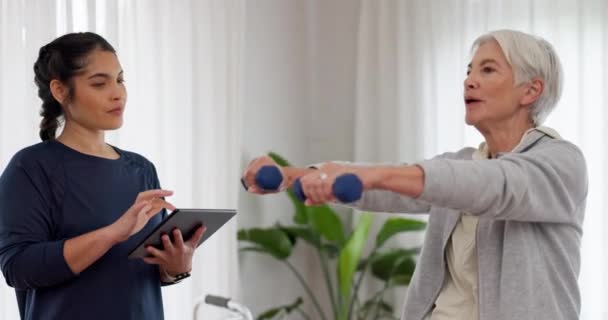 Senior Žena Činka Nebo Fyzioterapeut Tabletem Pro Posouzení Fitness Zkouška — Stock video
