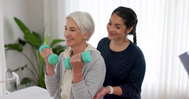 老年快乐女性 哑铃或理疗师通过体格检查 医疗保健或康复来支持老年患者 手臂锻炼或帮助老年患者锻炼身体 — 图库视频影像