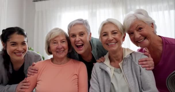 Profesora Clases Yoga Cara Personas Mayores Felices Para Ejercicio Jubilación — Vídeo de stock