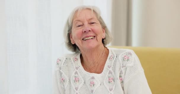 高齢者ケア リラックスのための介護施設での幸せとソファの上の顔 笑顔と老婆 リビングでの引退生活におけるハッピーな人のヘルスケア — ストック動画