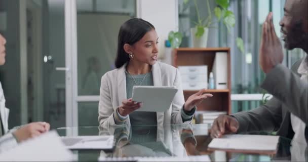 Tablet Pessoas Negócios Com Mulher Chefe Pitch Feedback Para Oficina — Vídeo de Stock