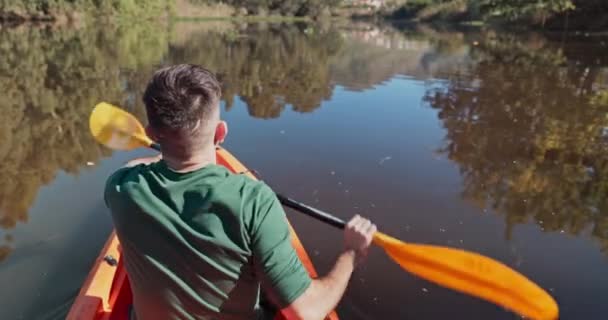 湖水和皮划艇上的人的背 用于健康 有氧或有趣的自然旅行和冒险 划船和身后的家伙在河里划桨夏天 锻炼或锻炼 业余爱好或自由 — 图库视频影像