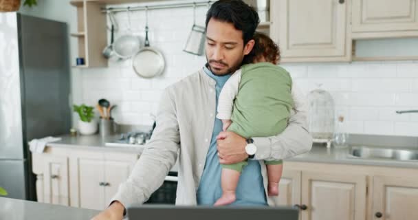 父亲和婴儿在家里 在厨房里和熟睡的儿童保育人员交谈 在一个有亚洲父母支持和爱心的房子里 快乐而流动的交流着 抱着孩子聊天 — 图库视频影像