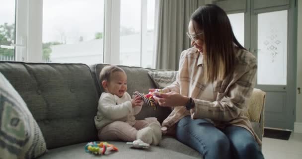 Moeder Baby Spelen Met Speelgoed Bank Bonding Met Zorg Leren — Stockvideo