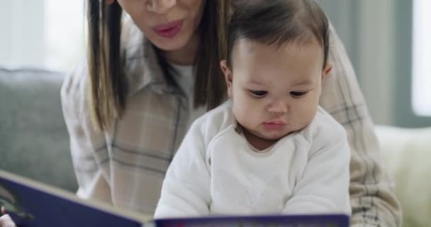Семья Ребенок Мама Читают Книгу Обучения Образования Творческого Повествования Диване — стоковое видео
