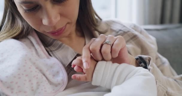Грудне Вигодовування Тримаючи Руки Матір Дитиною Батьківський Догляд Дивані Вітальні — стокове відео