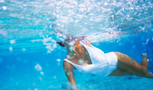 Переслідуваний Відвертий Conceptdanger Підводний Знімок Красивої Молодої Жінки Плаває Блакитному — стокове фото