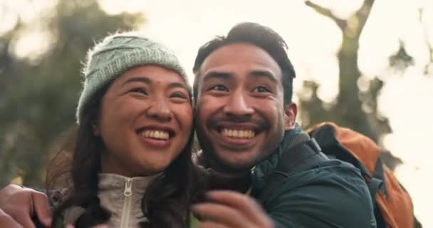 哇和远足夫妇在大自然的冒险 远足和旅行 度假时 男人和女人都在森林里望着自由的景象 兴奋地笑着在一起 — 图库视频影像