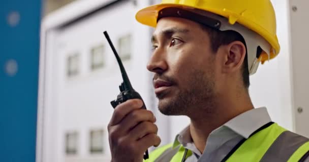 Hombre Trabajador Construcción Comunicación Por Radio Mantenimiento Actualización Sala Control — Vídeos de Stock