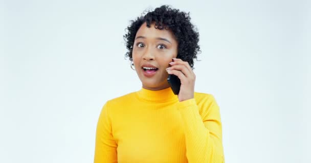コミュニケーション ネットワークおよび接触のためのスタジオの女性の顔との電話 面白く モバイルと会話のためのホワイトバックグラウンドで笑う人との技術 接続と笑顔 — ストック動画