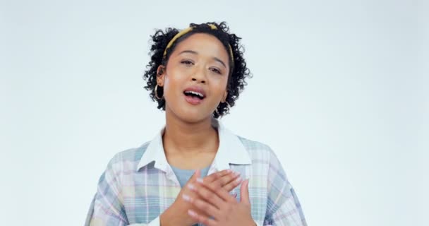 Kobieta Twarz Ręka Klatce Piersiowej Podziękowanie Studio Napisem Miłości Siebie — Wideo stockowe