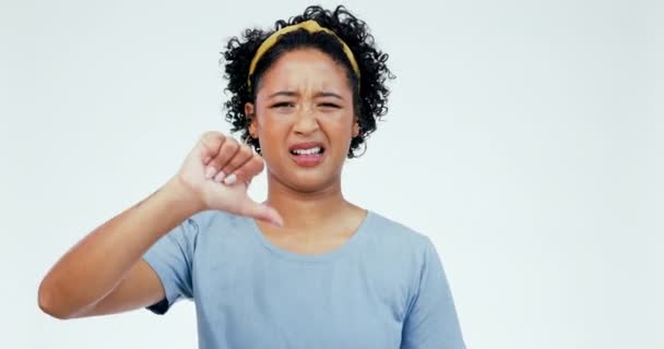 Пальцы Вниз Лицо Руки Женщины Студии Отвергнуть Плохие Новости Знак — стоковое видео