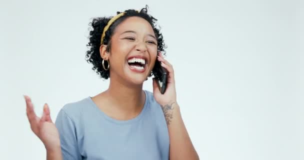 コミュニケーション ネットワーク または連絡のためにスタジオで女性の顔と話す 面白い モバイルと会話のためのホワイトバックグラウンドで笑う人との技術 接続と幸せ — ストック動画