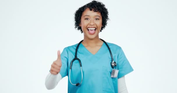 为了在医疗保健服务 医疗信任和类似的标志方面取得成功 护士在工作室里的女性 面部和大拇指向上翘起 支持对白人背景进行好的评论的肖像 快乐的医生和大拇指表象 — 图库视频影像