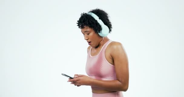 Bieganie Telefon Kobieta Słuchawkami Białym Tle Treningu Treningu Ćwiczeń Fitness — Wideo stockowe