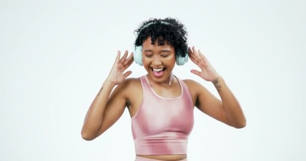 跳舞和带耳机的女人 背景为白色 用于训练 锻炼和锻炼 人们在录音室里唱歌 听收音机 听音频 听音乐 — 图库视频影像