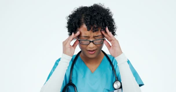 Dor Cabeça Médico Estresse Mulher Estúdio Com Burnout Tensão Ocular — Vídeo de Stock