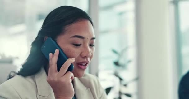 Telefonanruf Zeit Und Geschäftsfrau Büro Gespräch Und Online Kommunikation Smartphone — Stockvideo