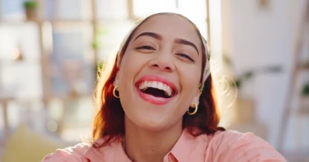 Cara Casa Mulher Com Sorriso Selfie Engraçado Com Mídias Sociais — Vídeo de Stock