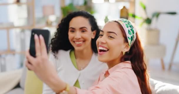 Γυναίκες Φίλοι Selfie Και Χαμόγελο Στον Καναπέ Ενθουσιασμένοι Μαζί Για — Αρχείο Βίντεο