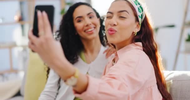 Ευτυχισμένη Γυναίκα Φίλοι Και Selfie Στον Καναπέ Του Σαλονιού Στη — Αρχείο Βίντεο