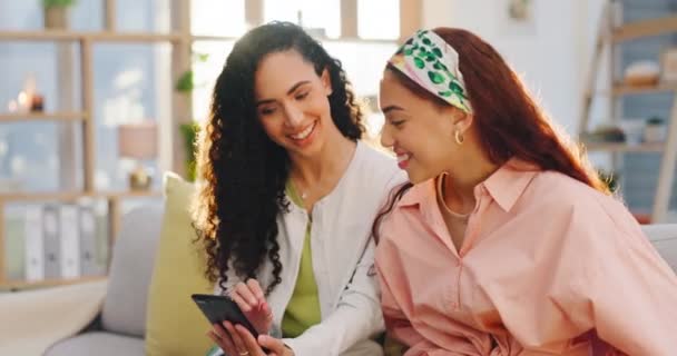 Phone Women Friends Talking Social Media Gossip Conversation Online Internet — Stock Video