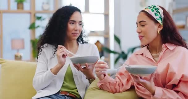 Pareja Lesbianas Sofá Junto Con Desayuno Risa Conversación Divertida Con — Vídeos de Stock
