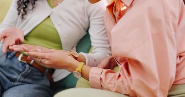 Eller Nişan Yüzüğü Kadın Arkadaşlarla Iyi Haberleri Paylaşmak Için Bir — Stok video