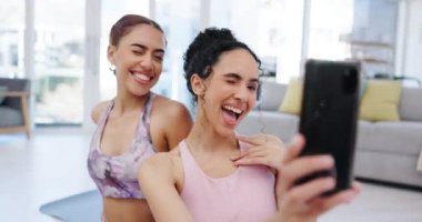 Happy, yoga ya da arkadaşlar spor yaptıktan ya da spor yaptıktan sonra sosyal medya paylaşımı için selfie çekerler. Resim, sağlık ya da sağlıklı kadınlar oturma odasındaki evde birlikte fotoğraf çekiyorlar..
