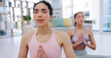 Dua, yoga ya da meditasyon, sağlık ya da Zen House stüdyosunda rahatlamak için egzersiz yapan kadınlar. Denge, insanlar ya da evdeki huzur için sakin bir poz veren sağlıklı arkadaşlar..