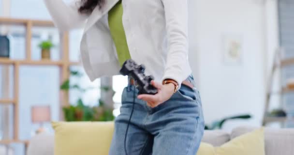 Wanita Perayaan Dan Video Game Controller Sofa Bersemangat Dan Sukses — Stok Video