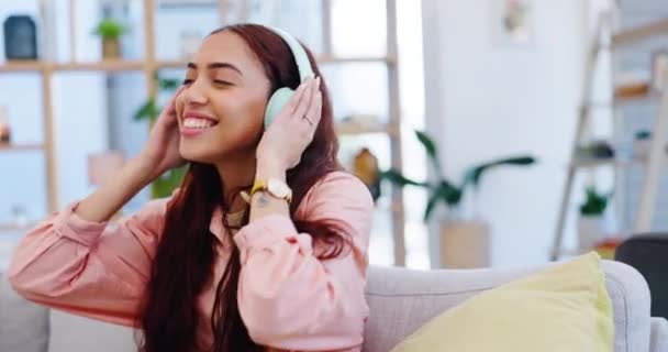 Auriculares Danza Mujer Con Energía Sofá Escuchando Música Lista Reproducción — Vídeo de stock