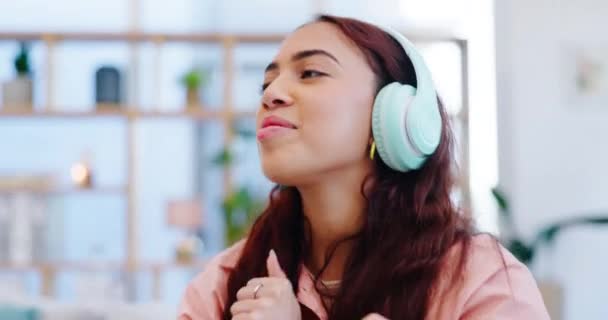 Tánc Zene Fejhallgatóval Kanapén Hallgatja Lejátszási Listát Albumot Nappaliban Boldog — Stock videók