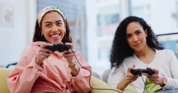 Videojuegos Amigos Mujeres Jugando Juntos Sofá Casa Para Divertirse Concurso — Vídeos de Stock